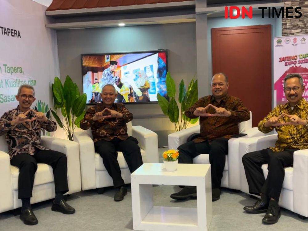 Kepala Dinas Perumahan Rakyat dan Kawasan Permukiman Jateng Arief Djatmiko, Direktur Jenderal Pembiayaan Infrastruktur dan Perumahan Kementerian PUPR Herry Trisaputra Zuna, Asisten Ekonomi dan Pembangunan Pemprov Jateng, Sujarwanto Dwiatmoko, dan Komisioner Badan Pengelola Tabungan Perumahan Rakyat (BP Tapera), Adi Setianto meresmikan pameran rumah subsidi Jateng Tapera Expo 2023 di Mal Ciputra Semarang, Jumat (11/8/2023). (IDN Times/Anggun Puspitoningrum)