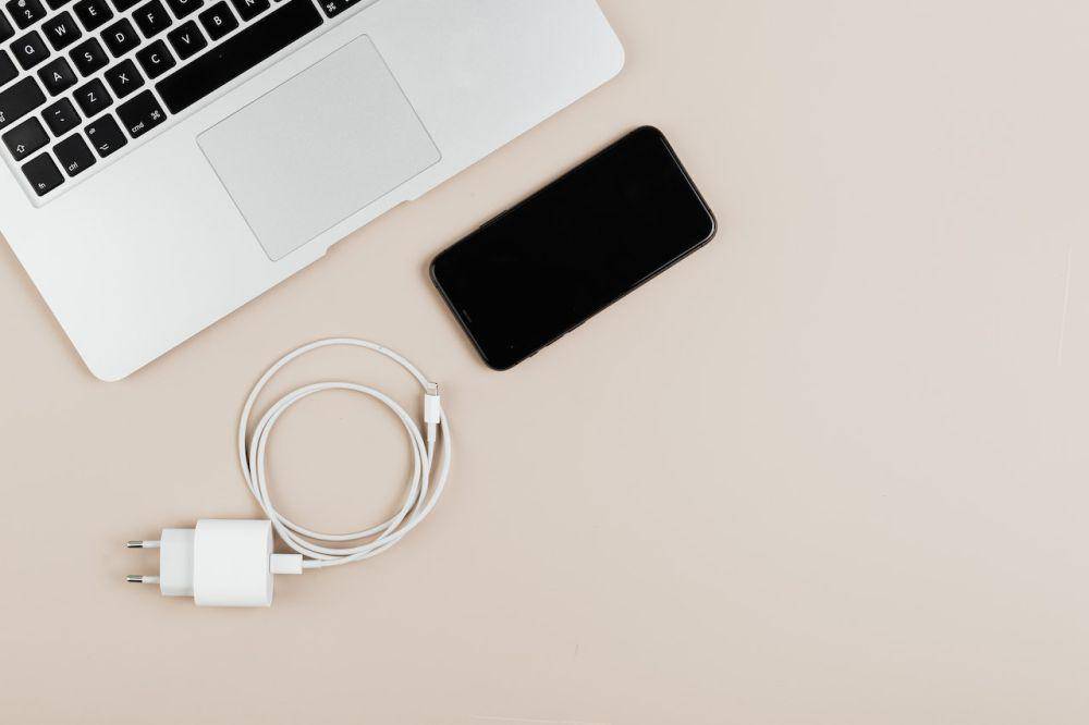 ilustrasi charger HP (pexels.com/Karolina Grabowska)