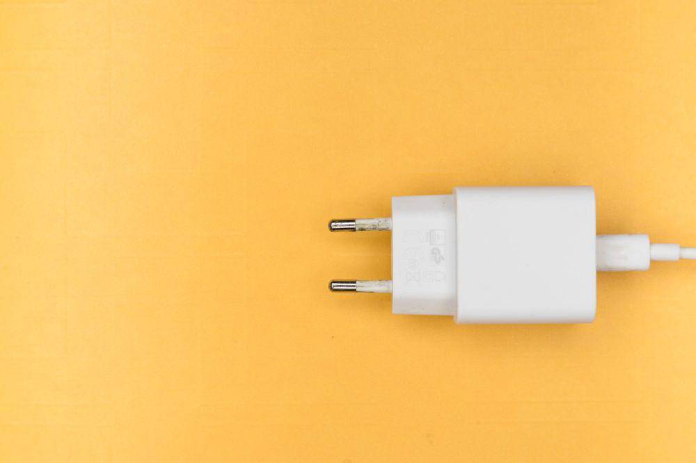 ilustrasi charger HP (pexels.com/Markus Winkler)