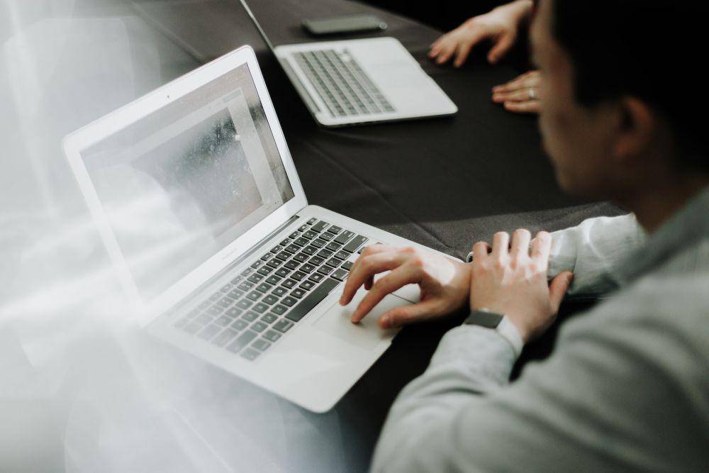 ilustrasi menggunakan internet (unsplash.com/priscilla du preez)