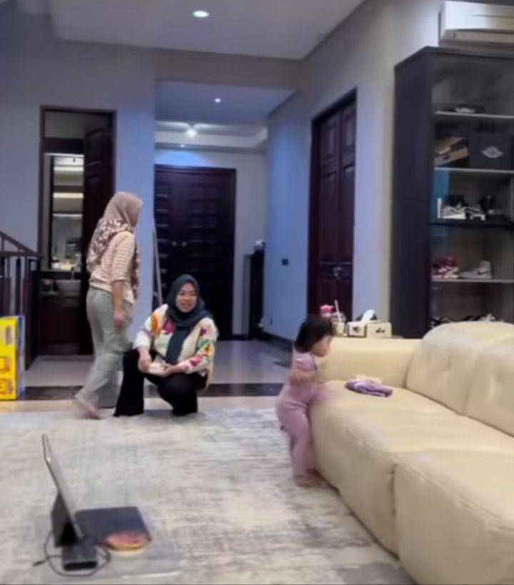 Ameena tirukan Atta salat (Instagram.com/attahalilintar)