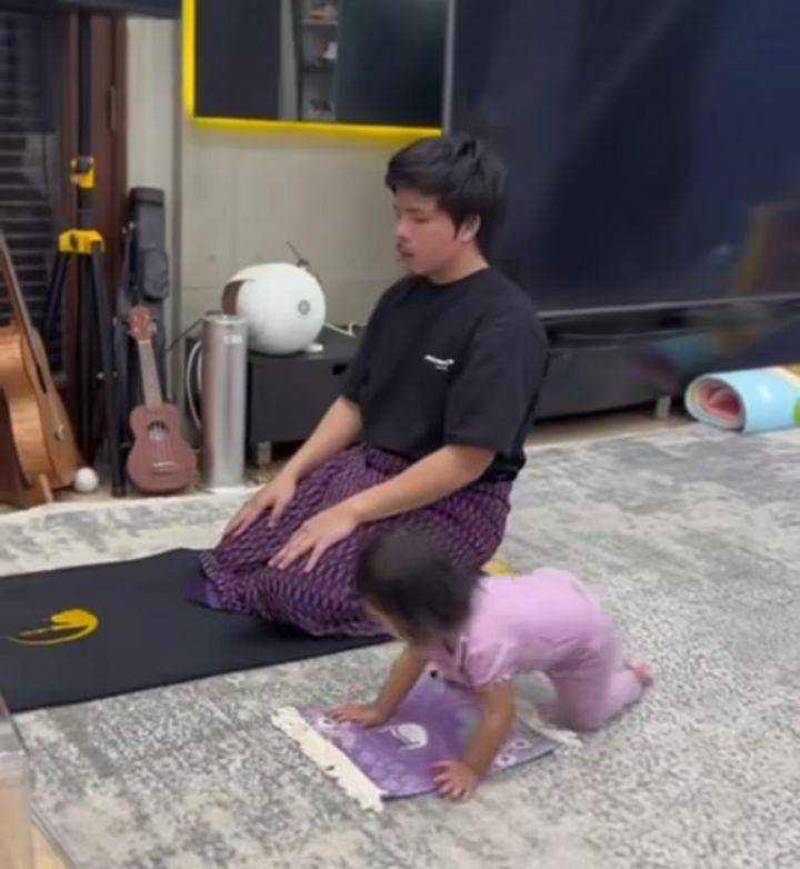 Ameena tirukan Atta salat (Instagram.com/attahalilintar)