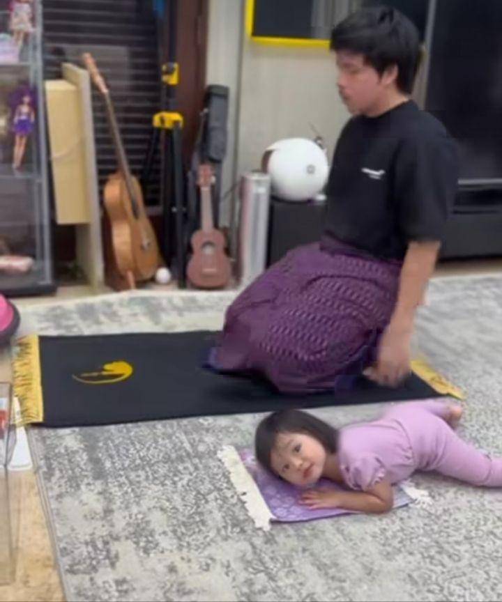 Ameena tirukan Atta salat (Instagram.com/attahalilintar)