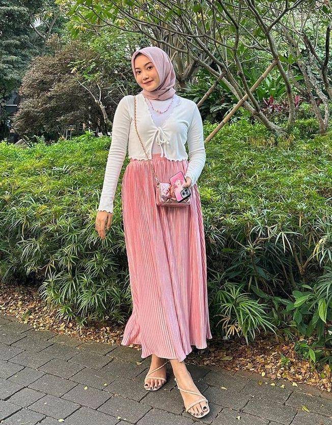 OOTD pink hijab (instagram.com/alamandaptrr)