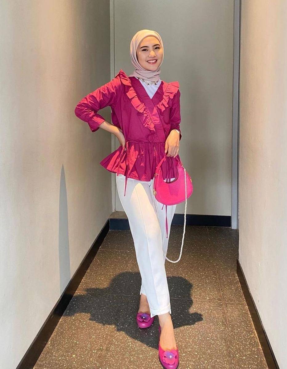 OOTD pink hijab (instagram.com/intanghazll_)