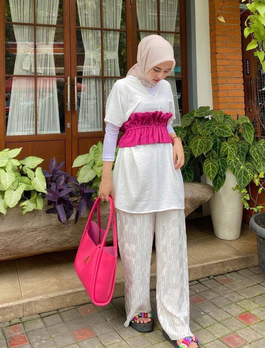 OOTD pink hijab (instagram.com/intanghazll_)