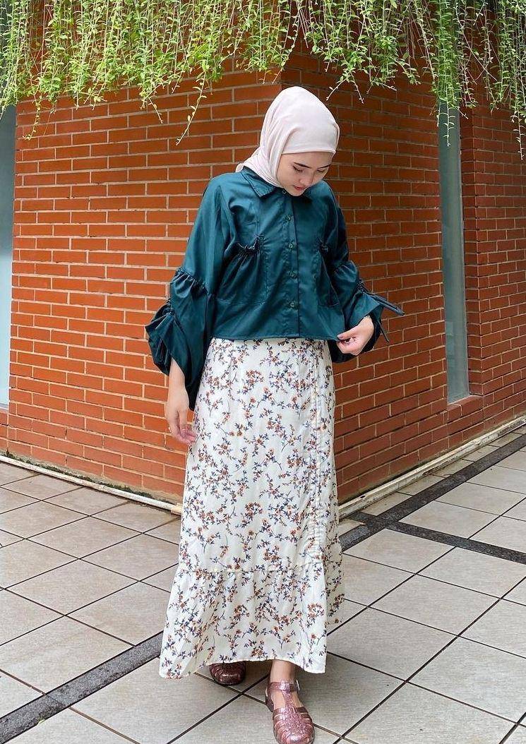 OOTD hijab pakai blus warna bold (instagram.com/intanghazll_)