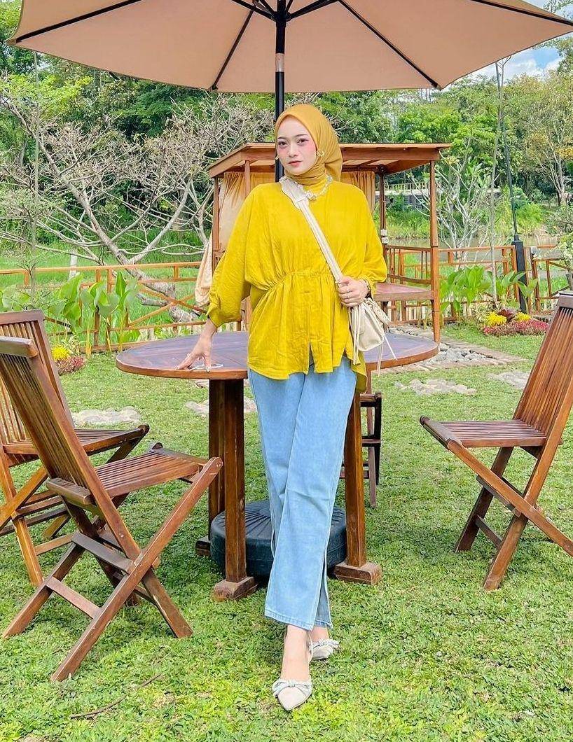 OOTD hijab pakai blus warna bold (instagram.com/hanifadl_)