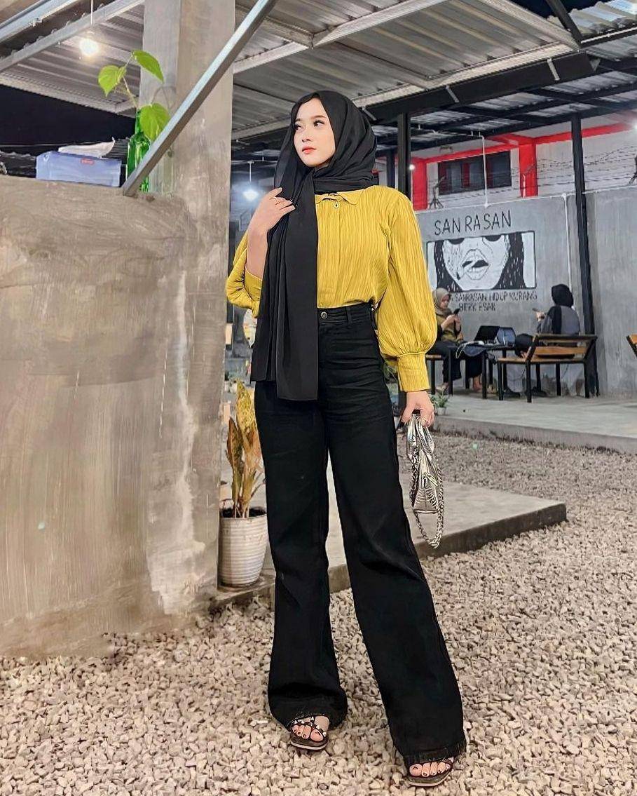 OOTD hijab pakai blus warna bold (instagram.com/hanifadl_)
