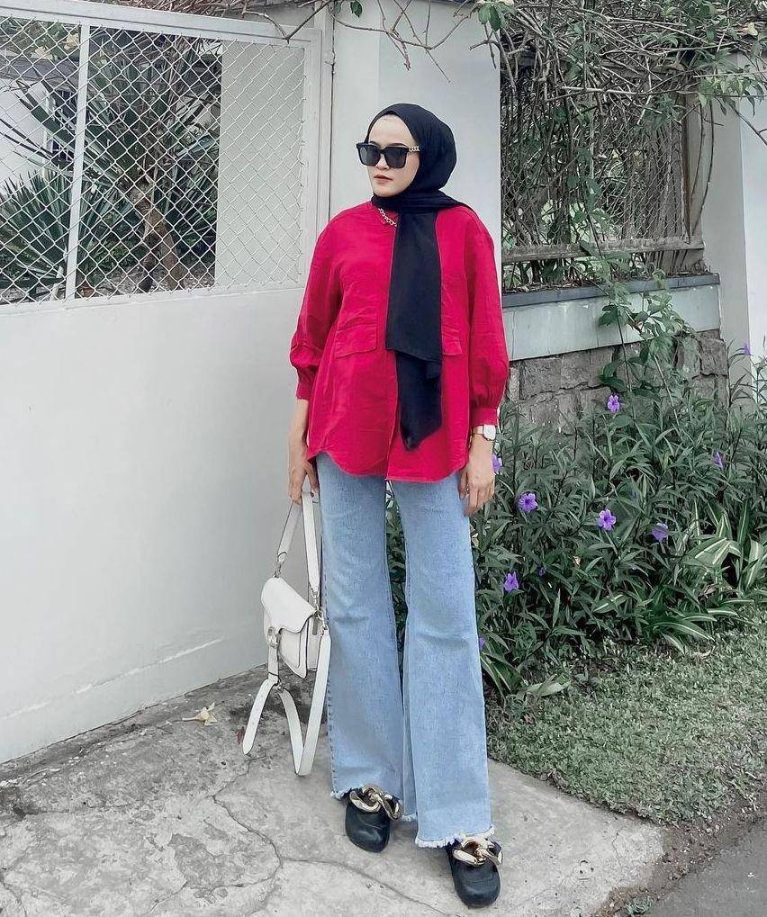OOTD hijab pakai blus warna bold (instagram.com/fadhillakhaerunisa)