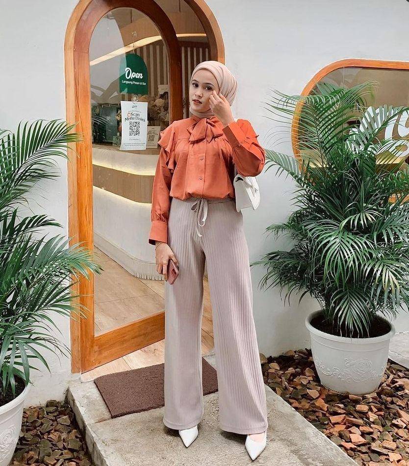 OOTD hijab pakai blus warna bold (instagram.com/fadhillakhaerunisa)