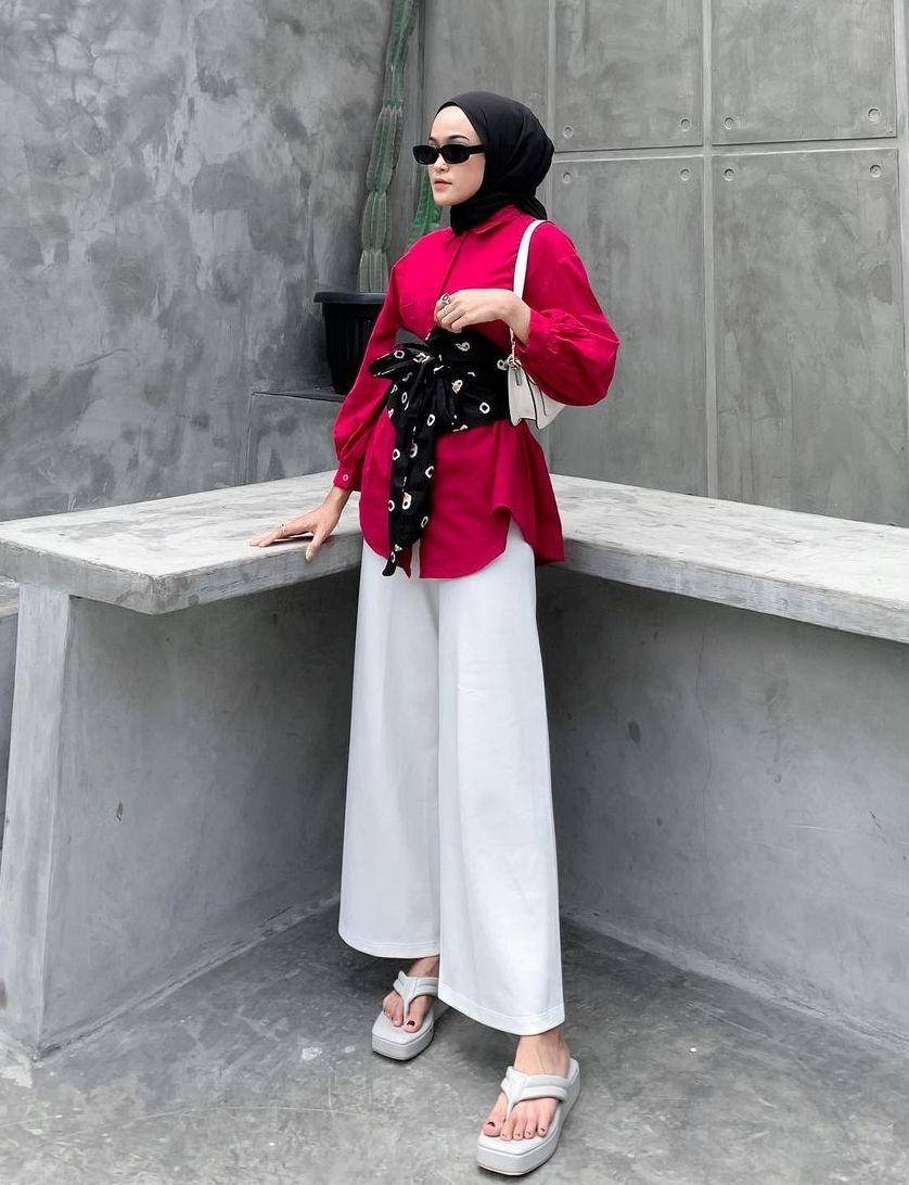 OOTD hijab pakai blus warna bold (instagram.com/fadhillakhaerunisa)