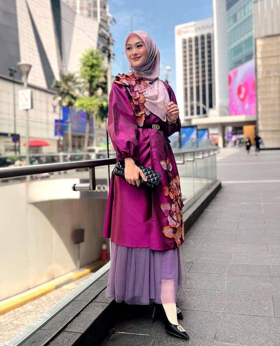 OOTD hijab pakai blus warna bold (instagram.com/intanghazll_)