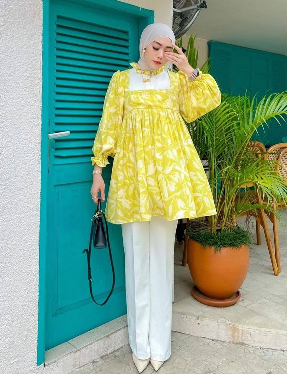 OOTD hijab pakai blus warna bold (instagram.com/yollaanggitaaa)