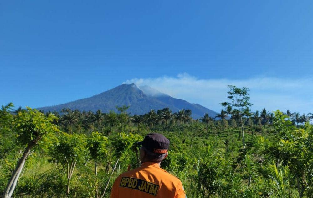 Gunung Merapi Ungup-ungup Banyuwangi terbakar. (Istimewa)