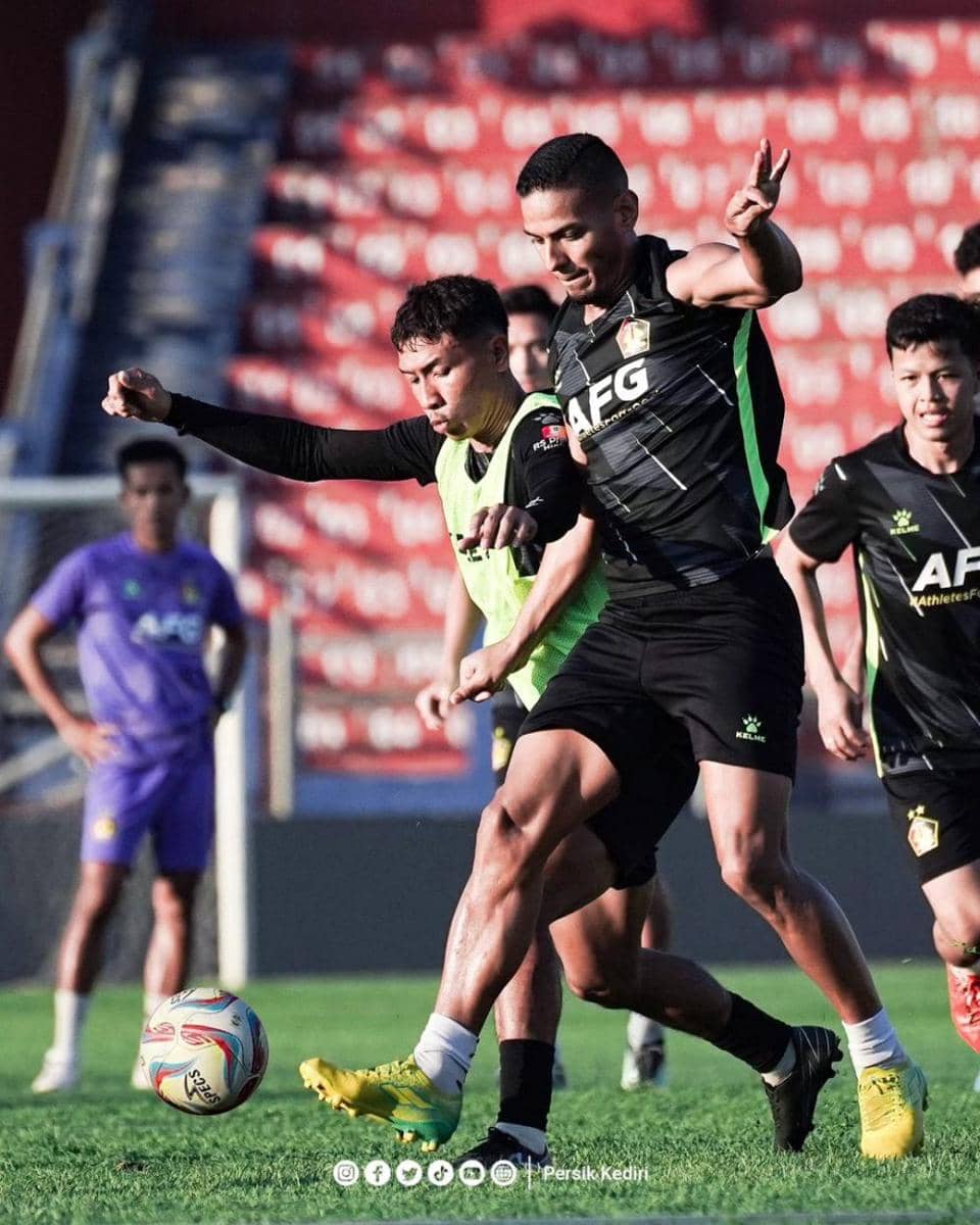 Pemain Persik Kediri saat berlatih. Instagram.com/ persikfcofficial