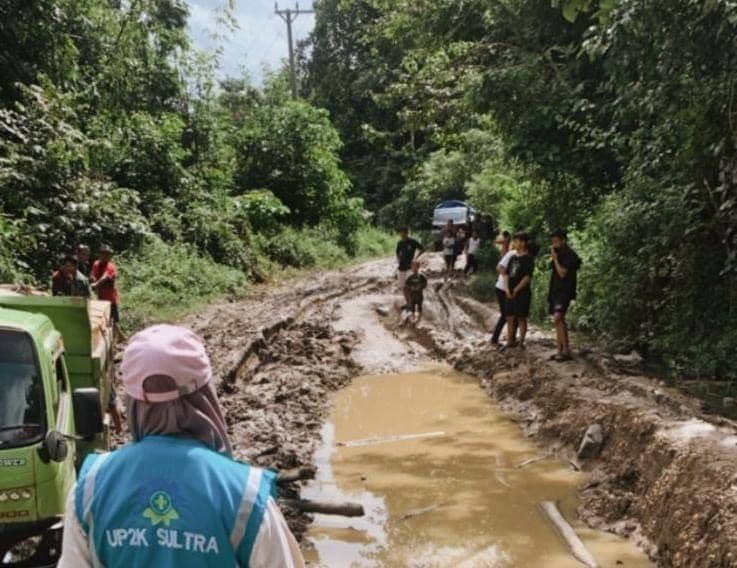 Saripa, Srikandi PLN saat melakukan inspeksi jaringan di Desa Latoma Kabupaten Konawe. (Dok. PLN UID Sulselrabar)