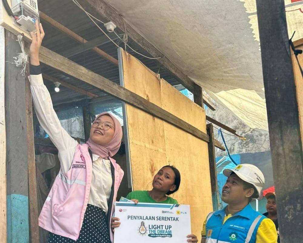 Shila tengah menyalakan secara simbolis dan mewujudkan mimpi Muliati (41) warga Kelurahan Rappojawa Kota Makassar untuk mendapatkan akses listrik gratis dalam program "Light Up The Dream". (Dok. PLN UID Sulselrabar)