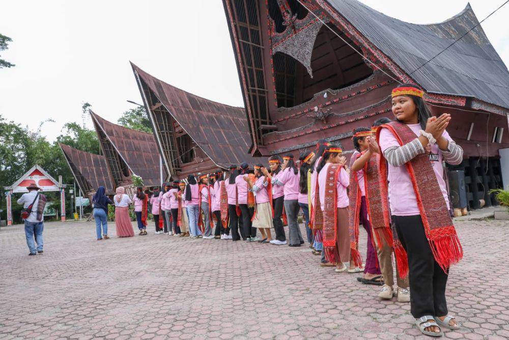 Srikandi Ganjar Sumut Jelajah Sejarah dan Sigale-Gale di Samosir
