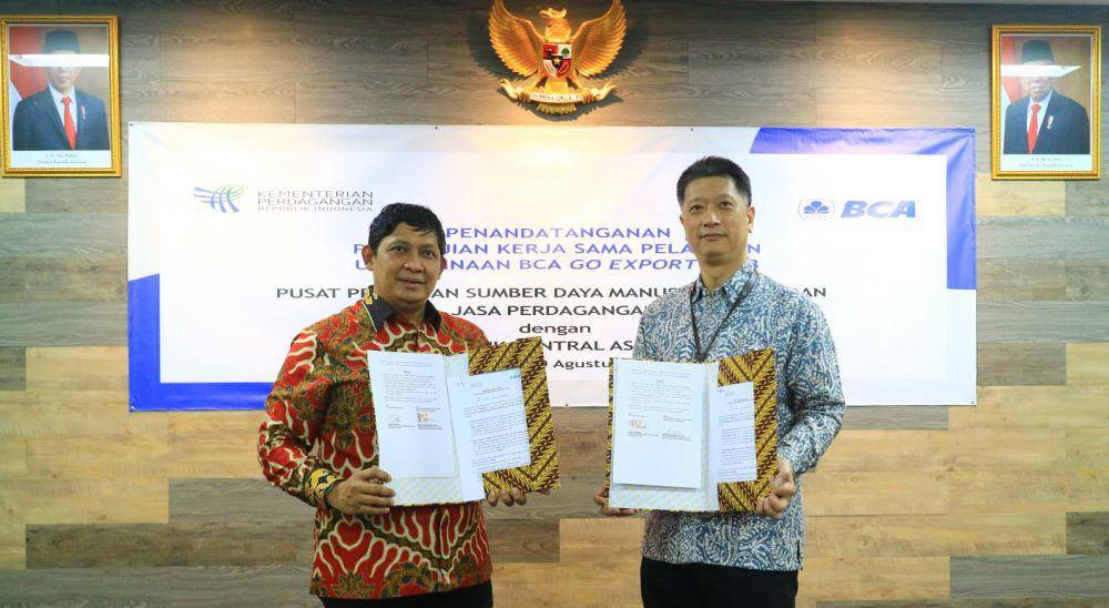 Dukungan untuk UMKM Siap Ekspor: Kepala Pusat Pelatihan Sumber Daya Manusia Ekspor dan Jasa Perdagangan (PPEJP) Kementerian Perdagangan Sugih Rahmansyah (Kiri) bersama Senior Vice President of Division Business Commercial & SME BCA Tjoeng Haryanto (Kanan) dalam Penandatanganan Perjanjian Kerja Sama Pelatihan UMKM Binaan BCA Go Export 2023, di Jakarta pada Kamis (10/8). (Dok.Istimwewa)
