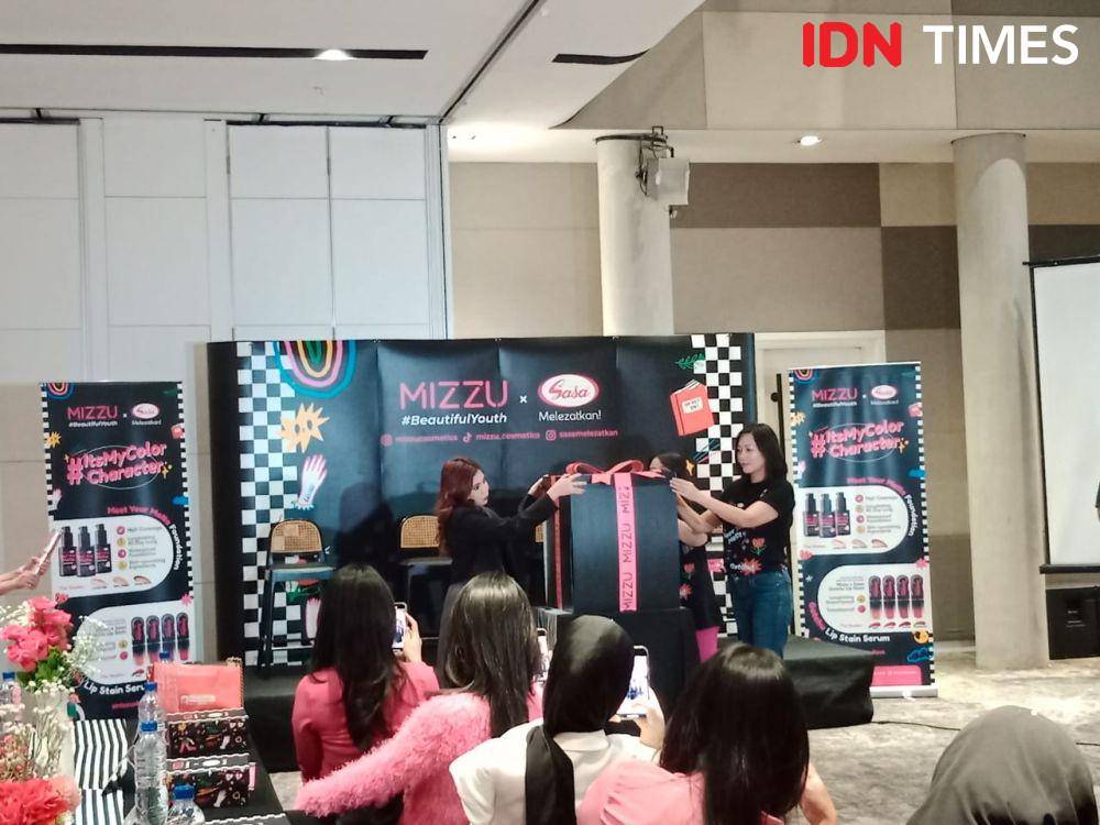 Peluncuran makeup kolaborasi Mizzu dan SASA di Jakarta Pusat pada Sabtu (12/8/2023). IDN Times/Adyaning Raras