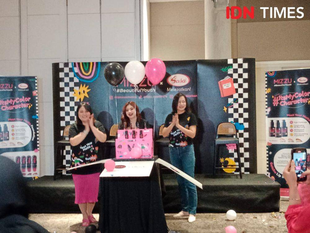 Peluncuran makeup kolaborasi Mizzu dan SASA di Jakarta Pusat pada Sabtu (12/8/2023). IDN Times/Adyaning Raras