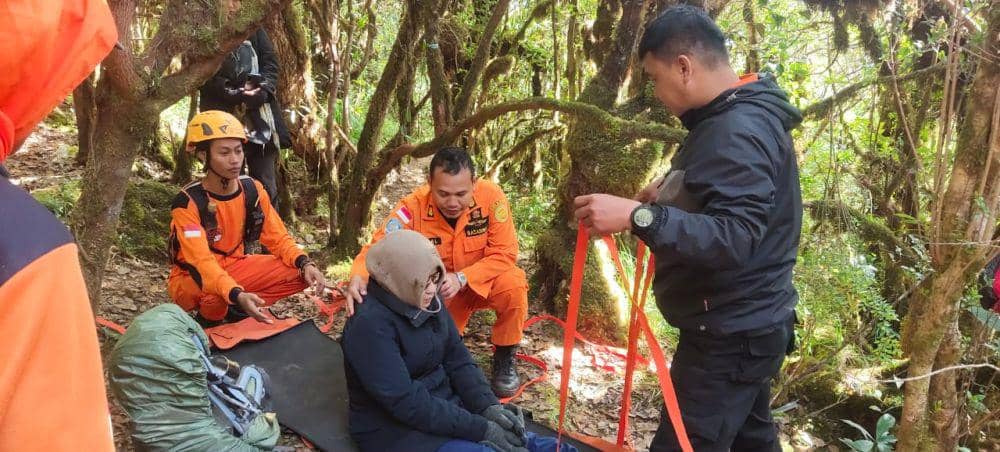 Tim SAR gabungan mengevakuasi pendaki cidera dari Gunung Bawakaraeng, di Gowa, Sulawesi Selatan. (Dok. Basarnas Makassar)
