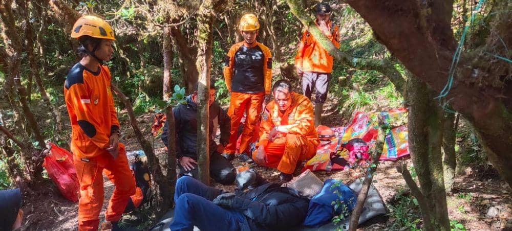 Tim SAR gabungan mengevakuasi pendaki cidera dari Gunung Bawakaraeng, di Gowa, Sulawesi Selatan. (Dok. Basarnas Makassar)