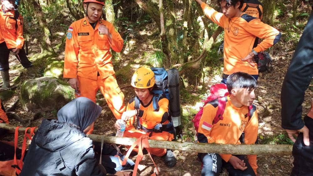 Tim SAR gabungan mengevakuasi pendaki cidera dari Gunung Bawakaraeng, di Gowa, Sulawesi Selatan. (Dok. Basarnas Makassar)