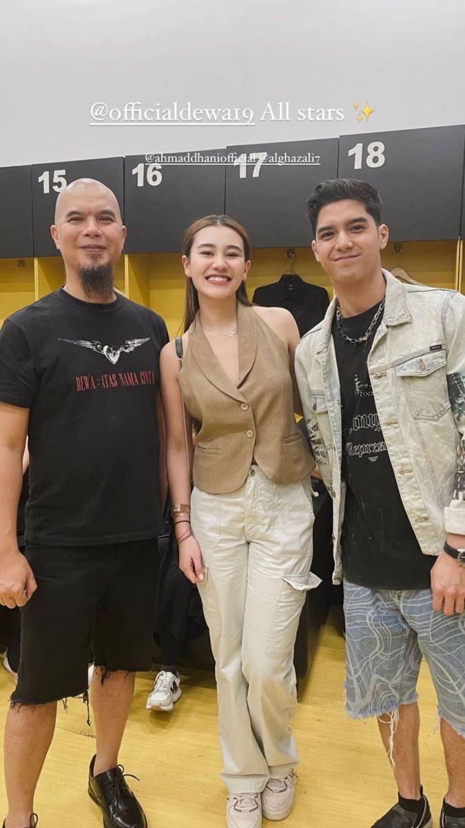 artis nonton Dewa 19 All Star di GBK (instagram.com/aaliyah.massaid)