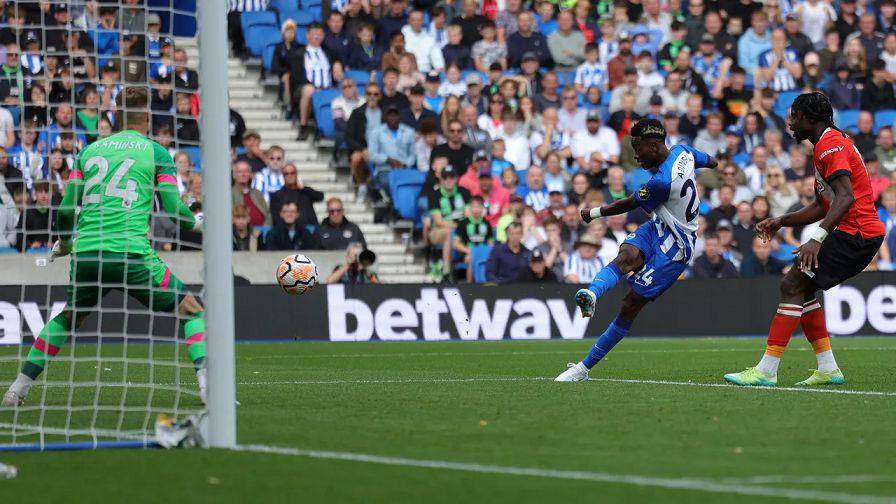 Simon Adingra membobol gawang Luton Town. (brightonandhovealbion.com)