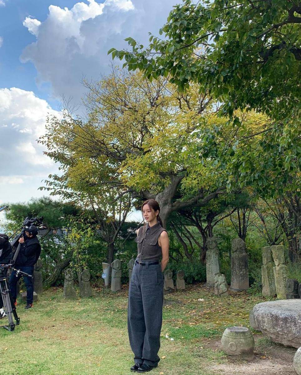 inspirasi OOTD ala Lee Hyeri (instagram.com/hyeri_0609)