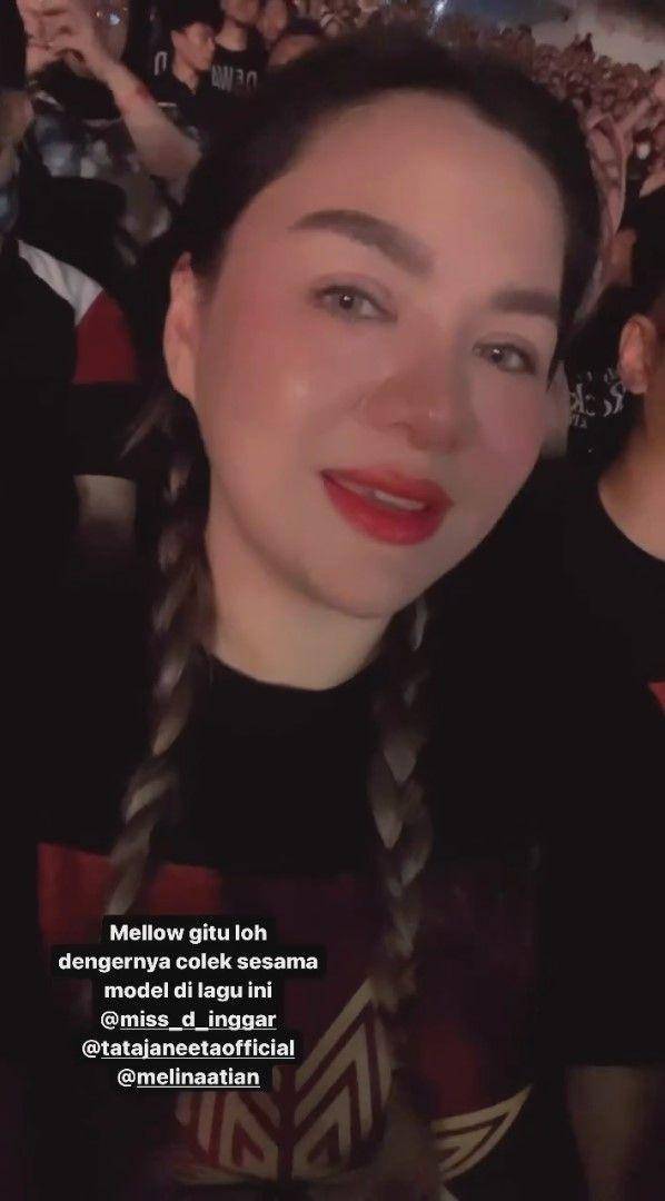 artis nonton Dewa 19 All Star di GBK (instagram.com/vickyshu)