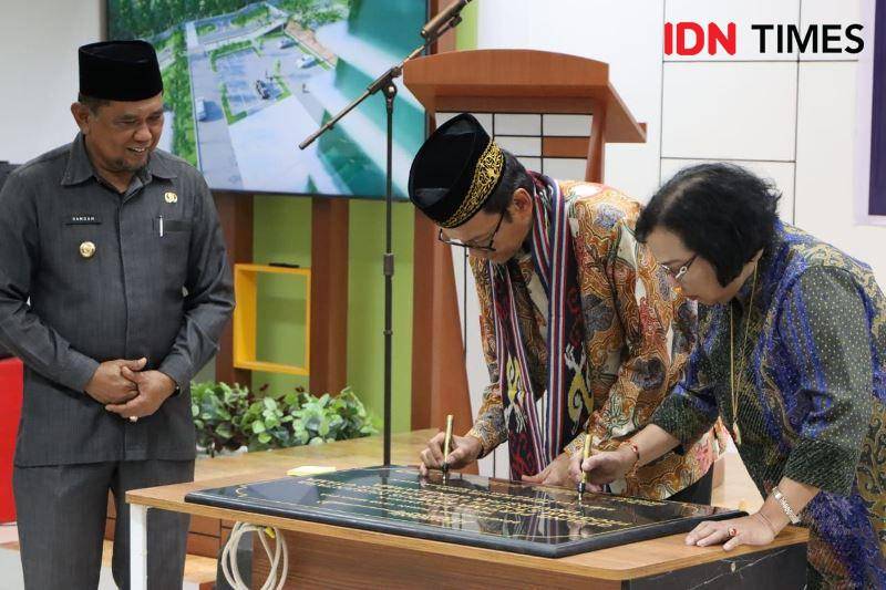 Dirjen Diktiristek, Nizam dan Rektor UG, Margianti, tandatangani prasasti peremian kampus UG disaksikan Bupati PPU Hamdam (IDN Times/Ervan)