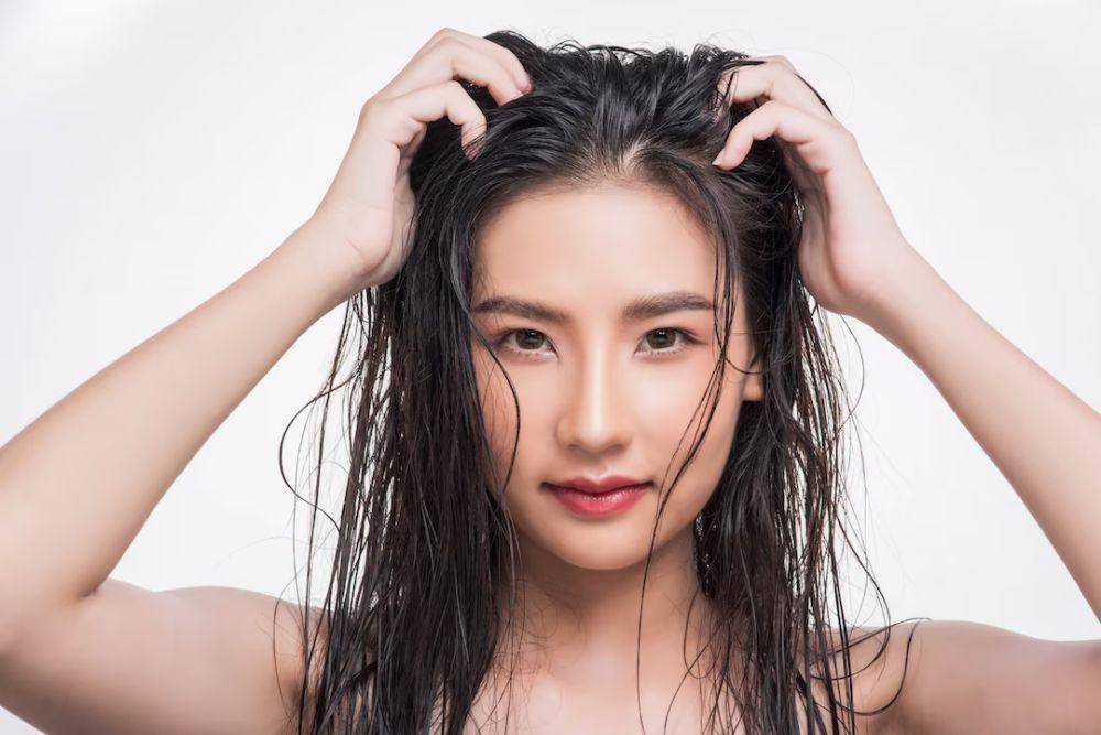 ilustrasi rambut basah (freepik.com/jcomp)