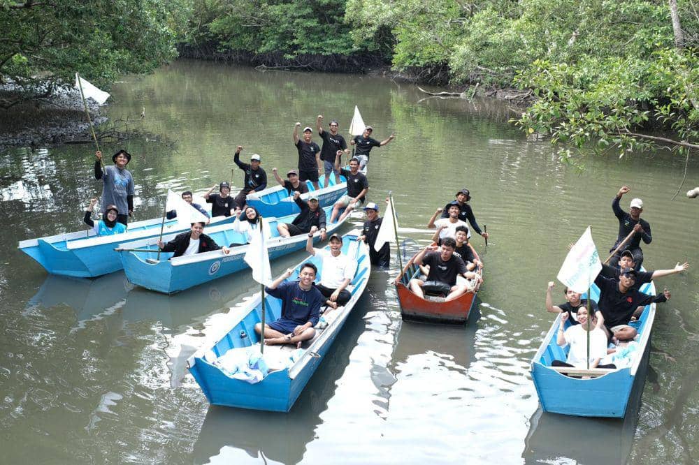 Telkomsel, Balikpapan Youth Spirit (BYS) Gen 5, dan Ciro Waste melakukan penanaman 200 bibit mangrove hasil konversi di lokasi Mangrove Centre Balikpapan, Sabtu (12/8/2023). Foto Telkomsel
