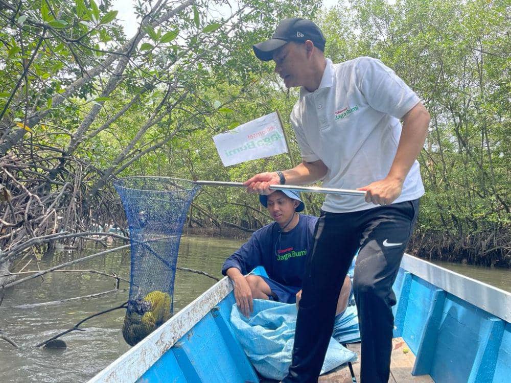 Telkomsel, Balikpapan Youth Spirit (BYS) Gen 5, dan Ciro Waste melakukan penanaman 200 bibit mangrove hasil konversi di lokasi Mangrove Centre Balikpapan, Sabtu (12/8/2023). Foto Telkomsel