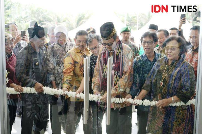 Dirjen Diktiristek Kemendikbudristek Nizam saat memotong pita peresmian gedung kampus PSDKU UG (IDN Times/Ervan)