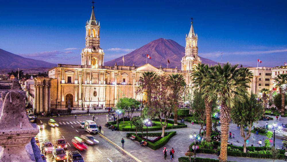 Pemandangan malam di Plaza de Armaz/alun alun kota Peru (pixabay.com/locoterrolr)