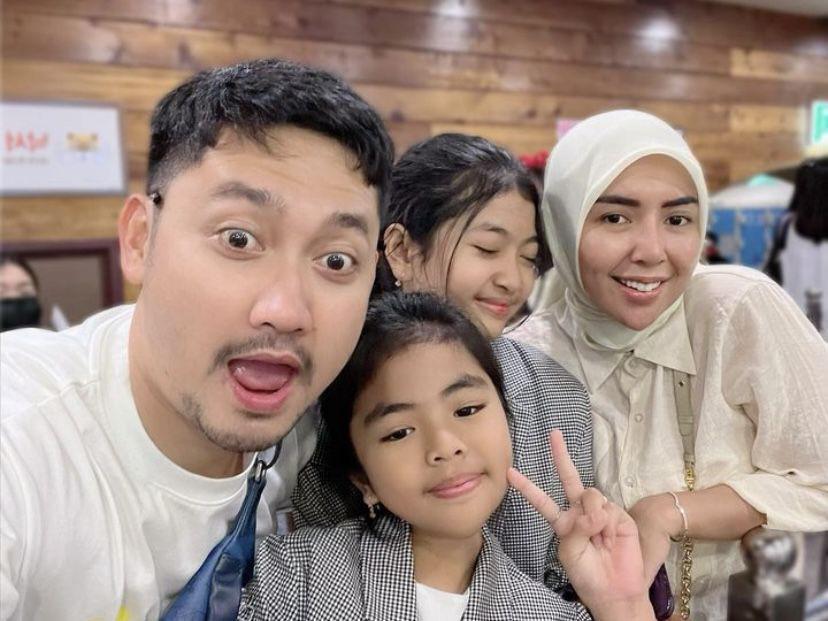8 Potret Kompak Angga Wijaya dan Kedua Anak Sambungnya, Sefrekuensi