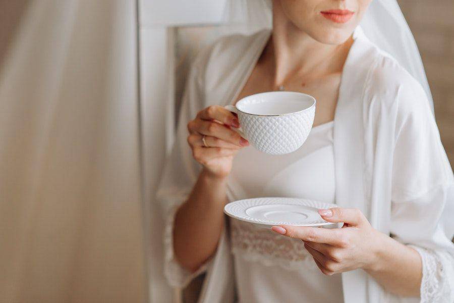ilustrasi minum kopi (pexels.com/Вадим Биць)