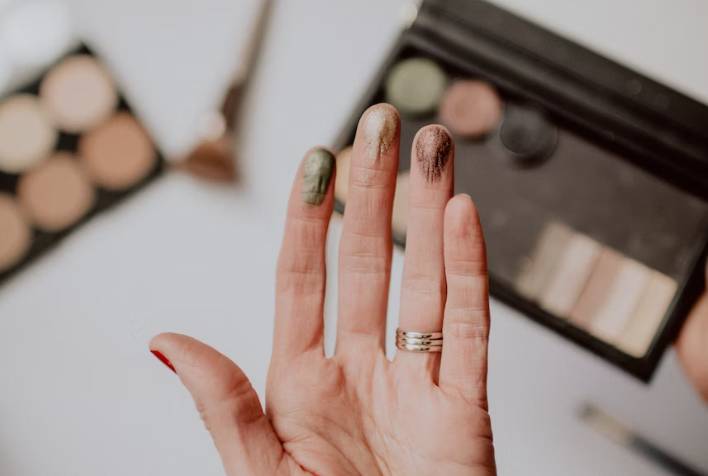 ilustrasi eyeshadow (unsplash.com/kellysikkema)