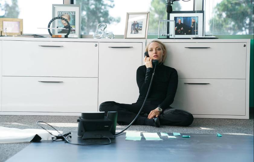 Amanda Seyfried di serial The Dropout (2022) (dok. Hulu/The Dropout)