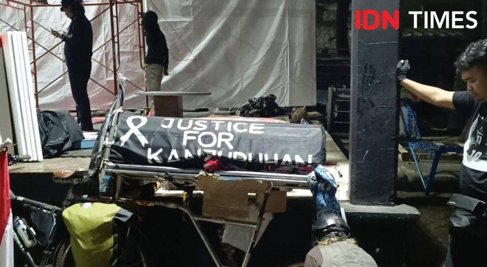 Sepeda Pak Midun langsung diperbaiki setelah tiba di Bulungan, Jakarta pada Minggu (13/8/2023). (IDN Times/Tino).