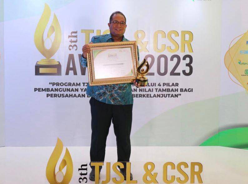 PNM menerima award kategori The Most Committed BOD of BUMN on TJSL dan TJSL & CSR Award Pilar Sosial & Ekonomi Platinum. (Dok. PNM)