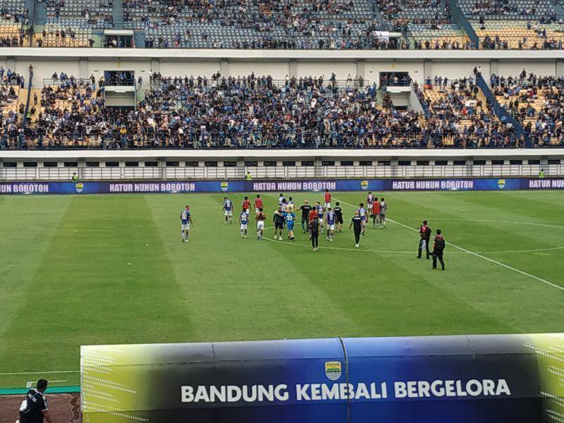 Persib Imbang Lawan Barito, Bobotoh Soraki Pemain dan Pelatih