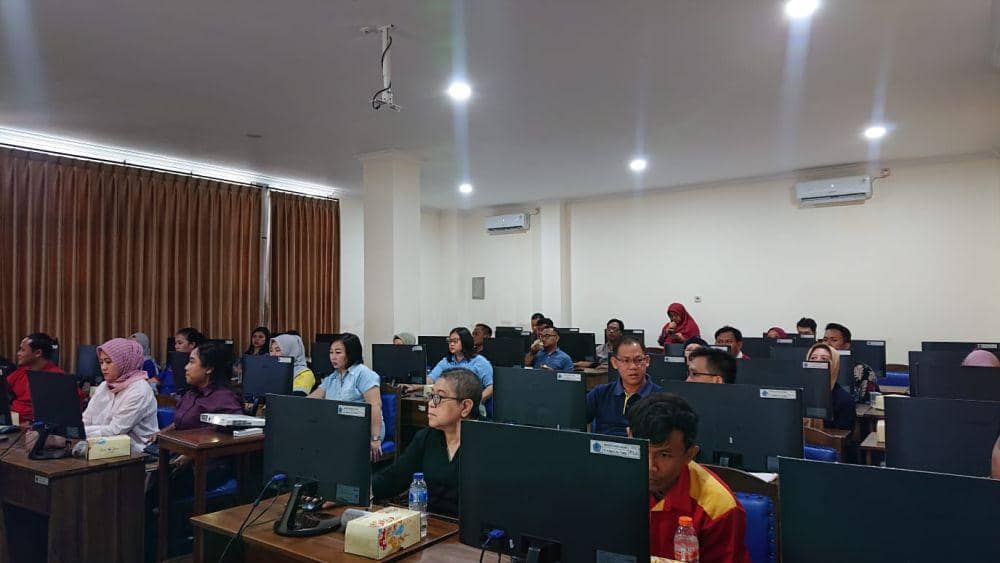 Selama dua hari peserta dari PT Prima Tunggal Mandiri mendapat pelatihan merancang aplikasi Exel dari kampus Itesa Muhammadiyah Semarang. (IDN Times/Dok Itesa Muhammadiyah Semarang)