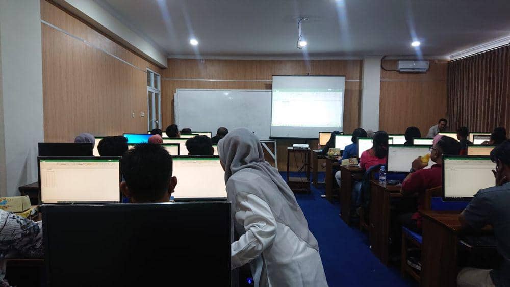 Suasana pelatihan merancang aplikasi Exel yang diadakan dua hari di kampus Itesa Muhammadiyah Semarang Jalan Prof Hamka, Ngaliyan. (IDN Times/Dok Itesa Muhammadiyah Semarang)