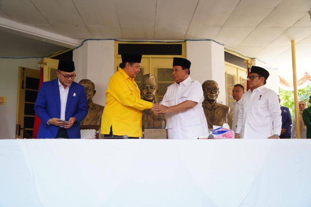 Ketua Umum Partai Golkar berjabat tangan dengan Ketum Partai Gerindra Prabowo Subianto. (Dok. Golkar)