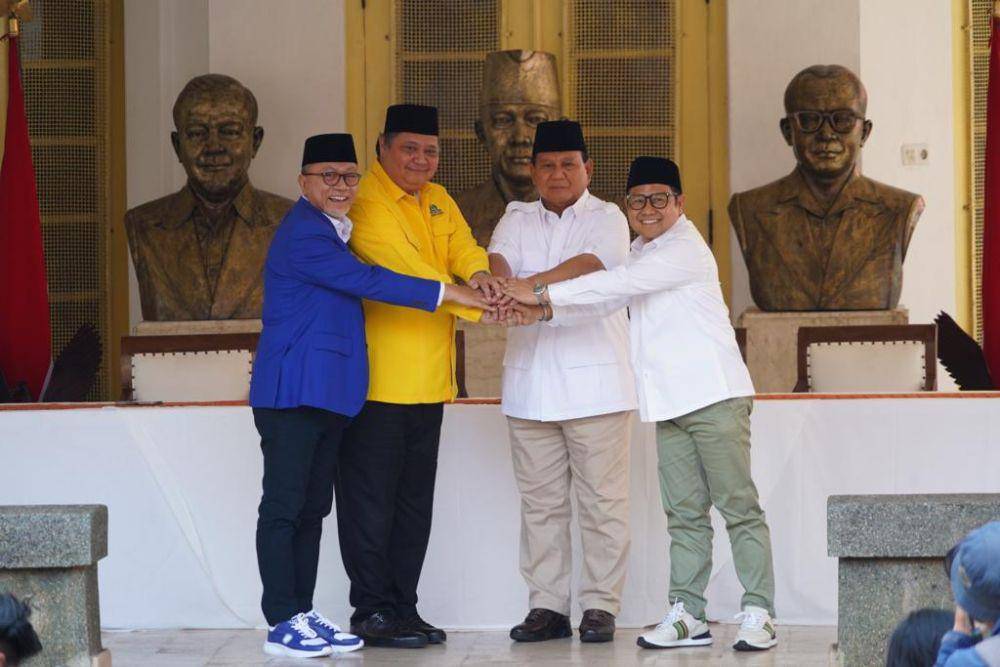 Keempat ketua parpol menyatukan tangan simbol persatuan dalam mendukung Prabowo Subianto sebagai calon presiden Indonesia. (Dok. Golkar)